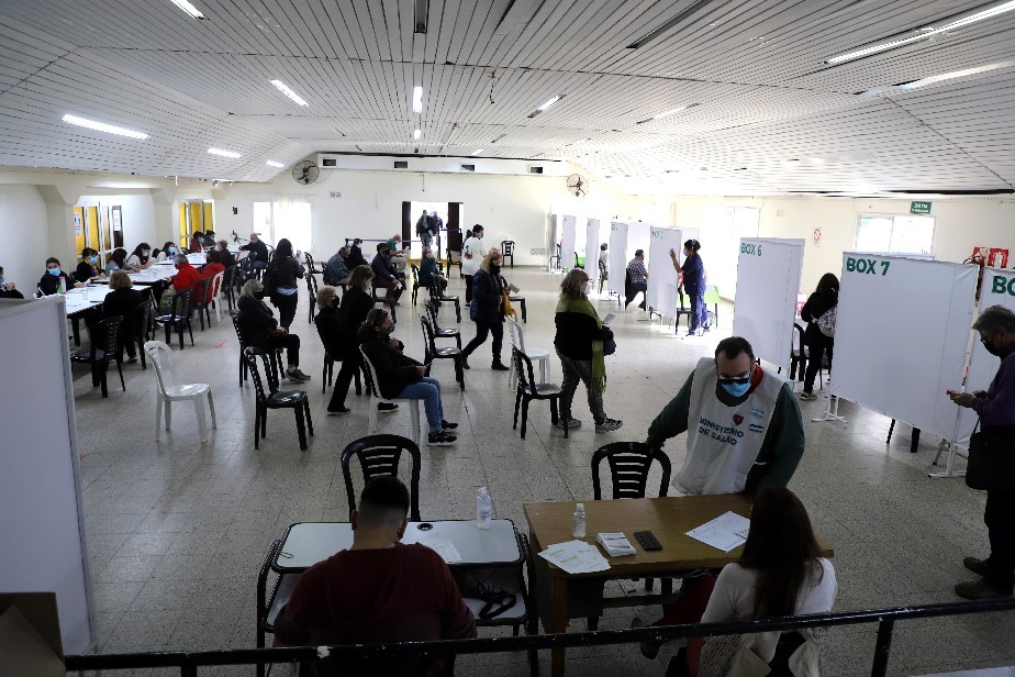 En otra exitosa jornada de vacunaci�n, 950 mayores de 60 a�os recibieron la primera dosis en Roca